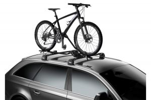 Posiciona la bicicleta automáticamente cuando la fijas, gracias a la abrazadera de cuadro y bandeja para ruedas de diseño exclusivo