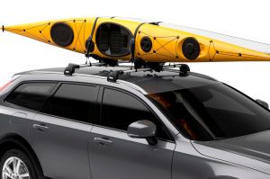 Portaequipaje versátil para equipo deportivo acuático que puede transportar kayaks o tablas de SUP.